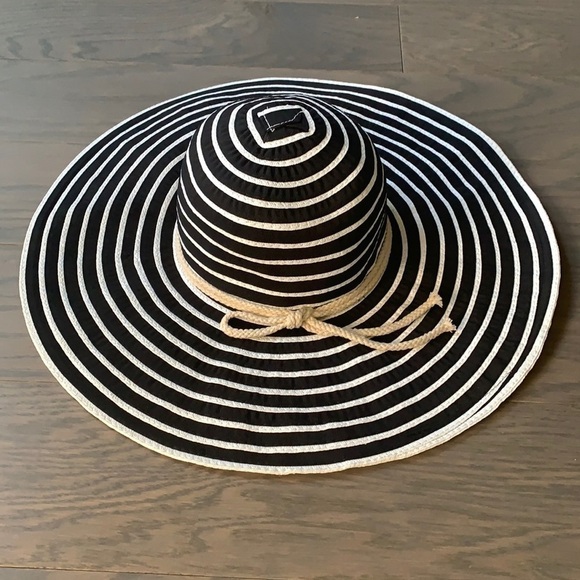 La Vie En Rose Accessories - NEW La Vie En Rose Wide Brim Floppy Straw Hat